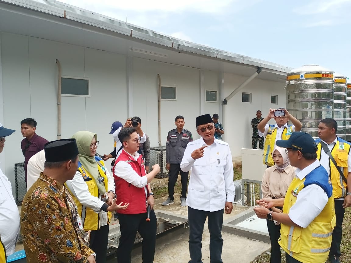 Menteri Pekerjaan Umum (PU) Dody Hanggodo beserta jajaran meninjau langsung dapur Makan Bergizi Gratis (MBG) di Desa Tanuharjo, Kecamatan Alian, Kamis (20/11).