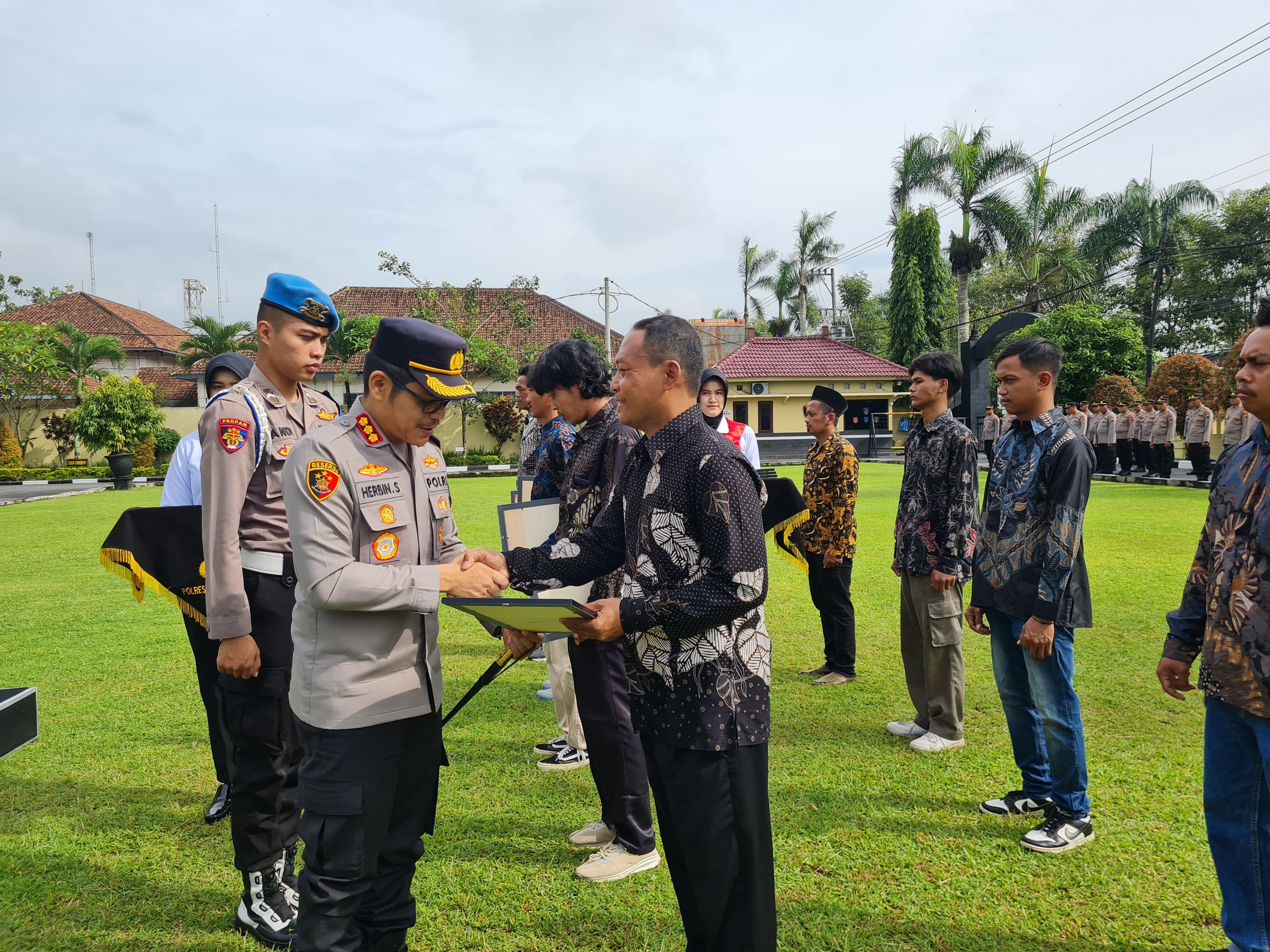 Kapolresta Magelang saat menyerahkan piagam penghargaan kepada warga, Kamis (20/11).