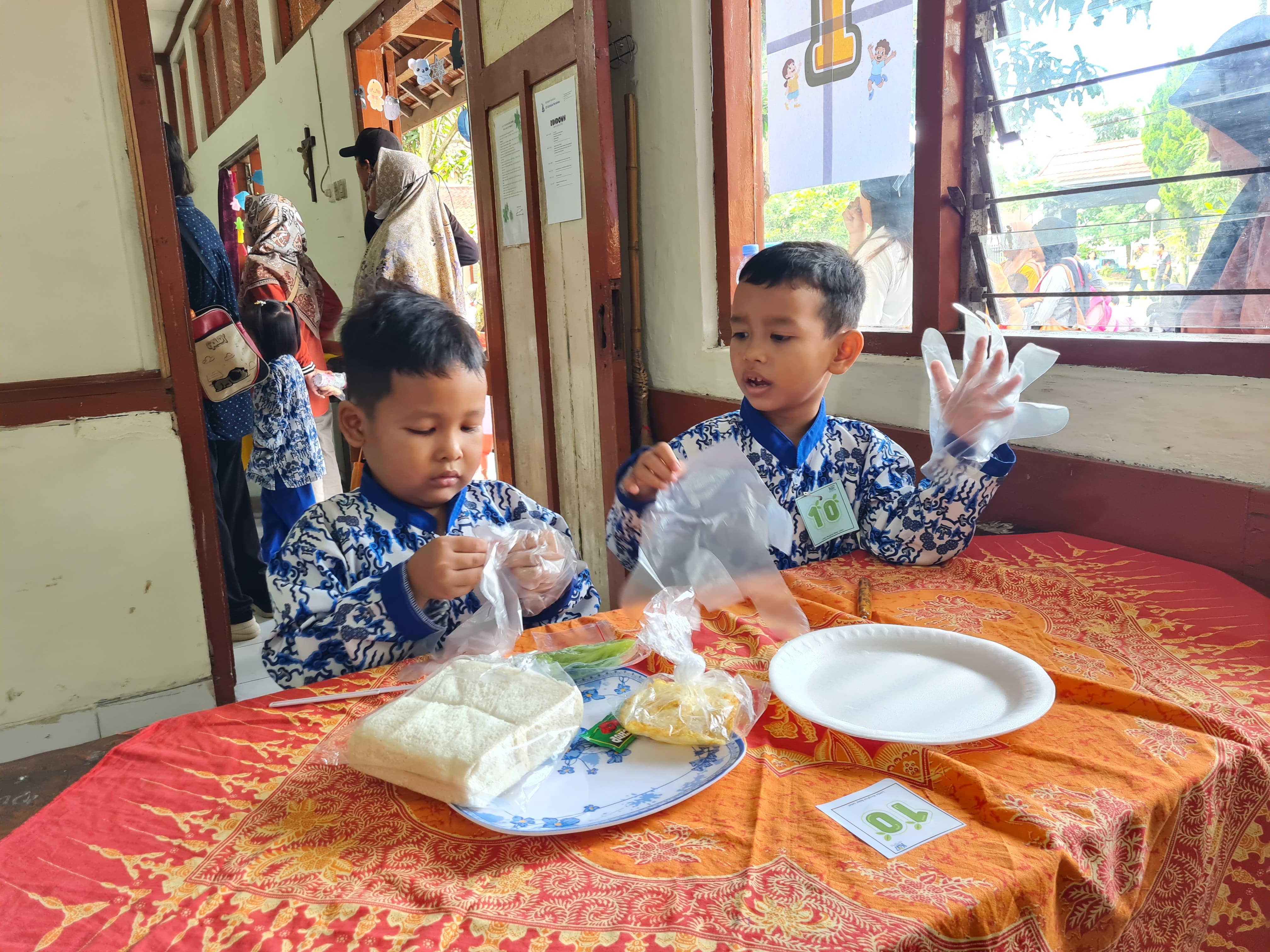 Anak-anak tampak bersemangat mengikuti perlombaan yang diadakan SD Kanisius Pendowo, Kamis (20/11).