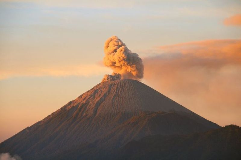 Erupsi Gunung Merapi.