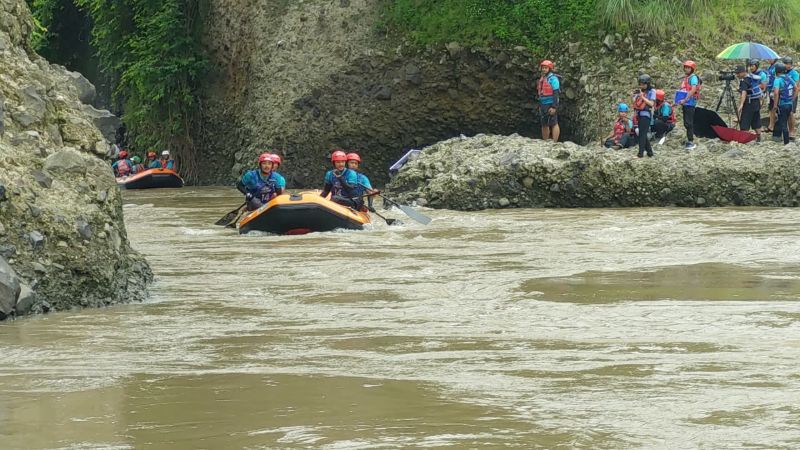 SERU: Peserta Arum Jeram Progo mencapai garis finsih usai menempuh lima kilometer.&nbsp;