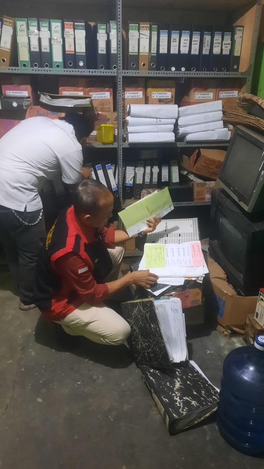 CARI BARANG BUKTI: Penyidik Kejaksaan Tinggi (Kejati) DIJ saat melakukan penggeledahan di Kantor BUKP Kemantren Tegalrejo, Kota Jogja, Rabu (19/11).