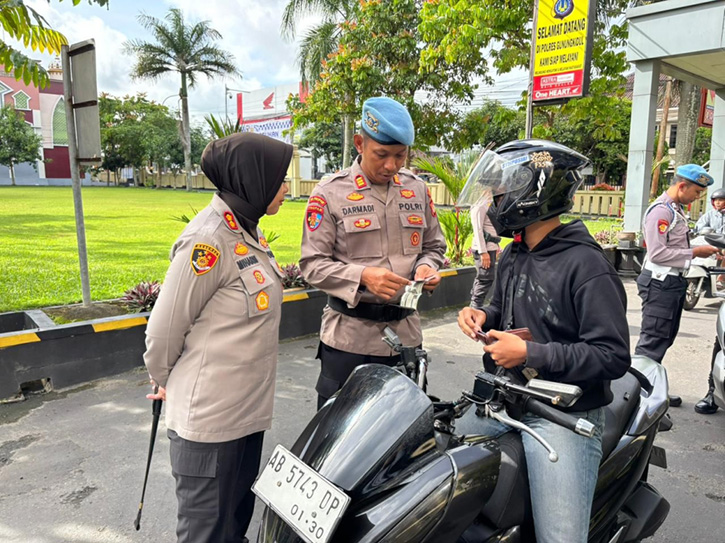 INTERNAL DULU: Kapolres Gunungkidul AKBP Miharni Hanapi memimpin dan memantau Razia Gaktiblin di pintu masuk Mapolres Gunungkidul, Selasa (18/11/2025).