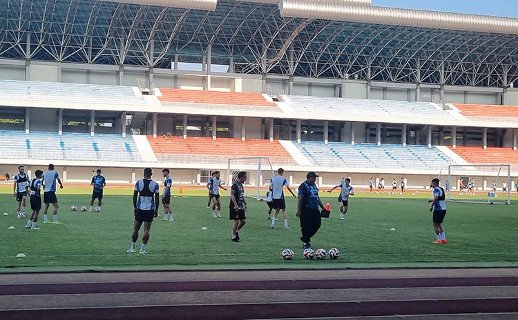 Para pemain PSIM Jogja saat menjalani latihan rutin