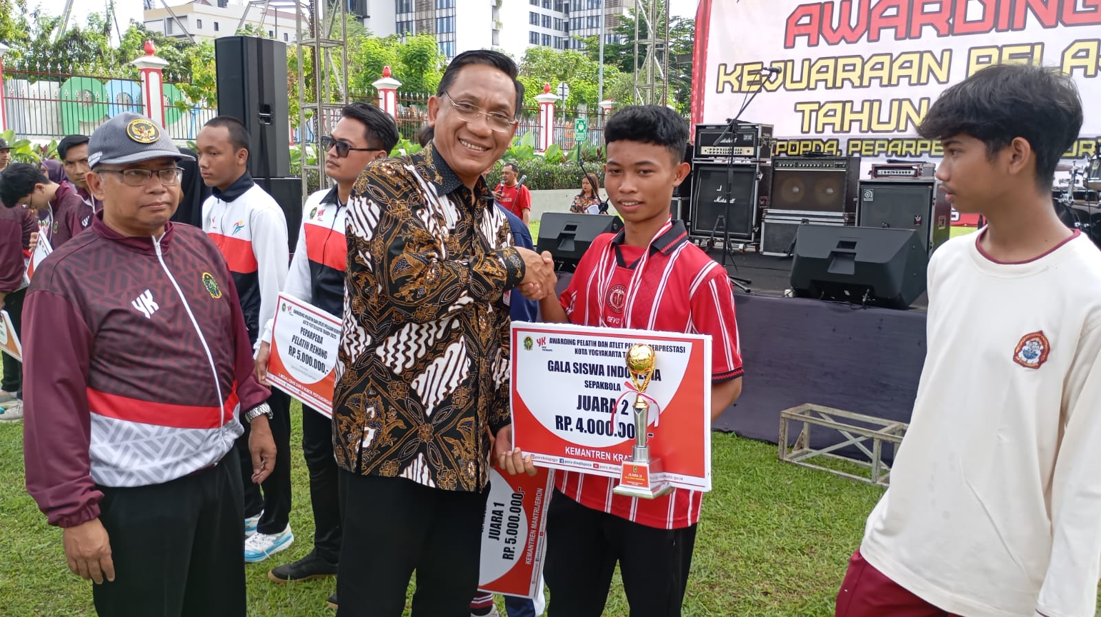 Wakil Wali Kota Jogja Wawan Harmawan saat memberi penghargaan bagi atlet pelajar berprestasi di Halaman Balai Kota Jogja, Kamis (20/11/2025).