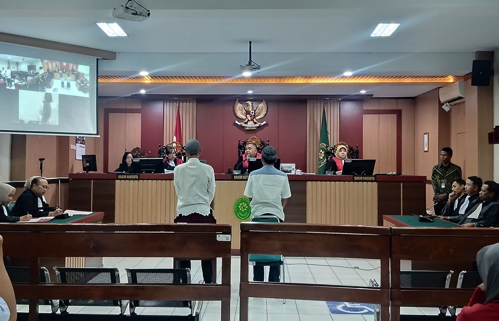 VONIS: Majelis hakim saat membacakan putusan untuk terdakwa Indah Fatmawati, Muhammad Achmadi, dan Triyono di PN Bantul, kemarin (20/11).