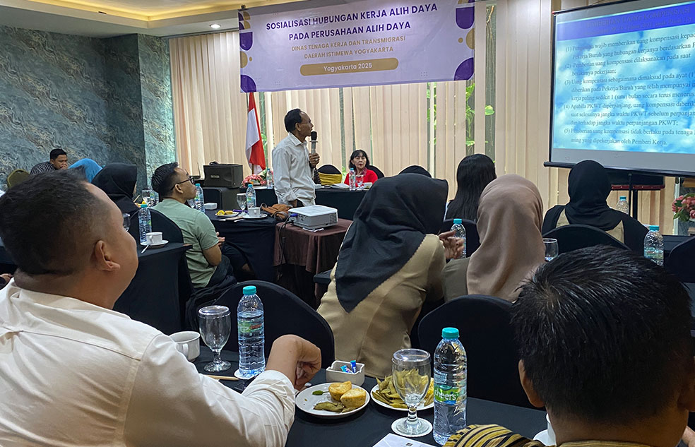 KUALITAS HUBUNGAN KERJA: Sebanyak 32 orang perwakilan 16 perusahaan alih daya mengikuti sosialisasi yang diadakan Dinas Tenaga Kerja dan Transmigrasi DIY, kemarin (20/11).