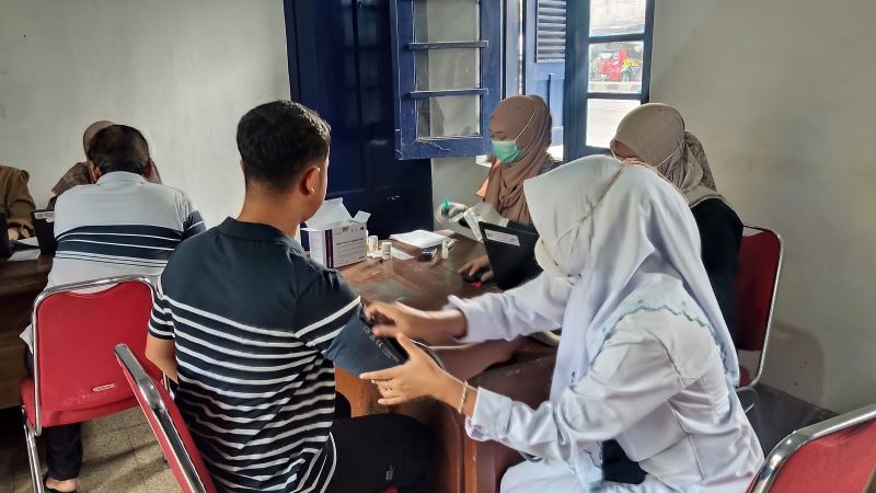 CEK KESEHATAN: Kru angkuran umum sedang memeriksakan diri di Terminal Palbapang Jumat (21/11).