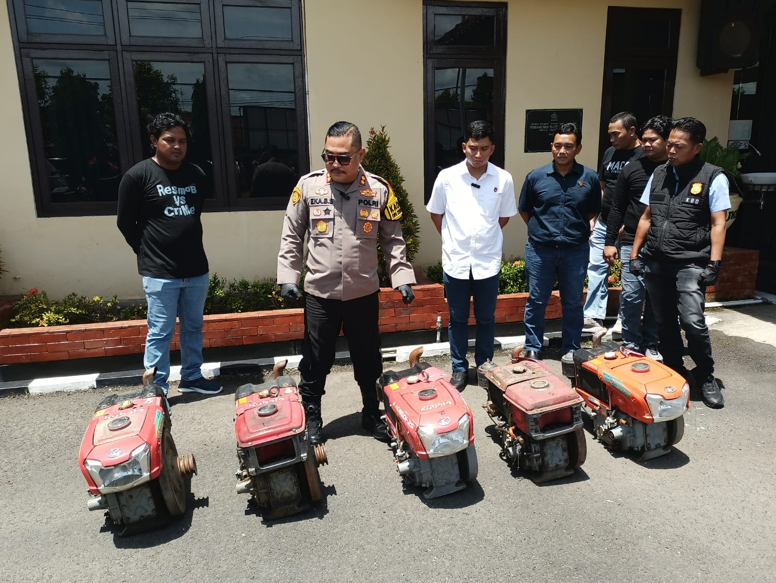 Kapolres Kebumen Eka Baasith menunjukkan barang bukti hasil pencurian mesin traktor di Desa Banjareja, Kecamatan Kuwarasan. (M Hafied/Radar Jogja)  &nbsp;