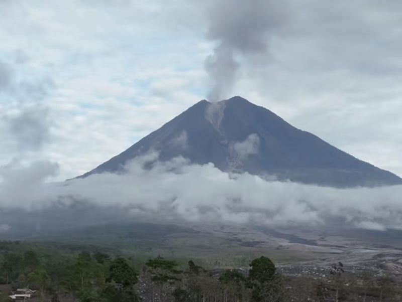 Gunung Semeru, Jawa Timur.