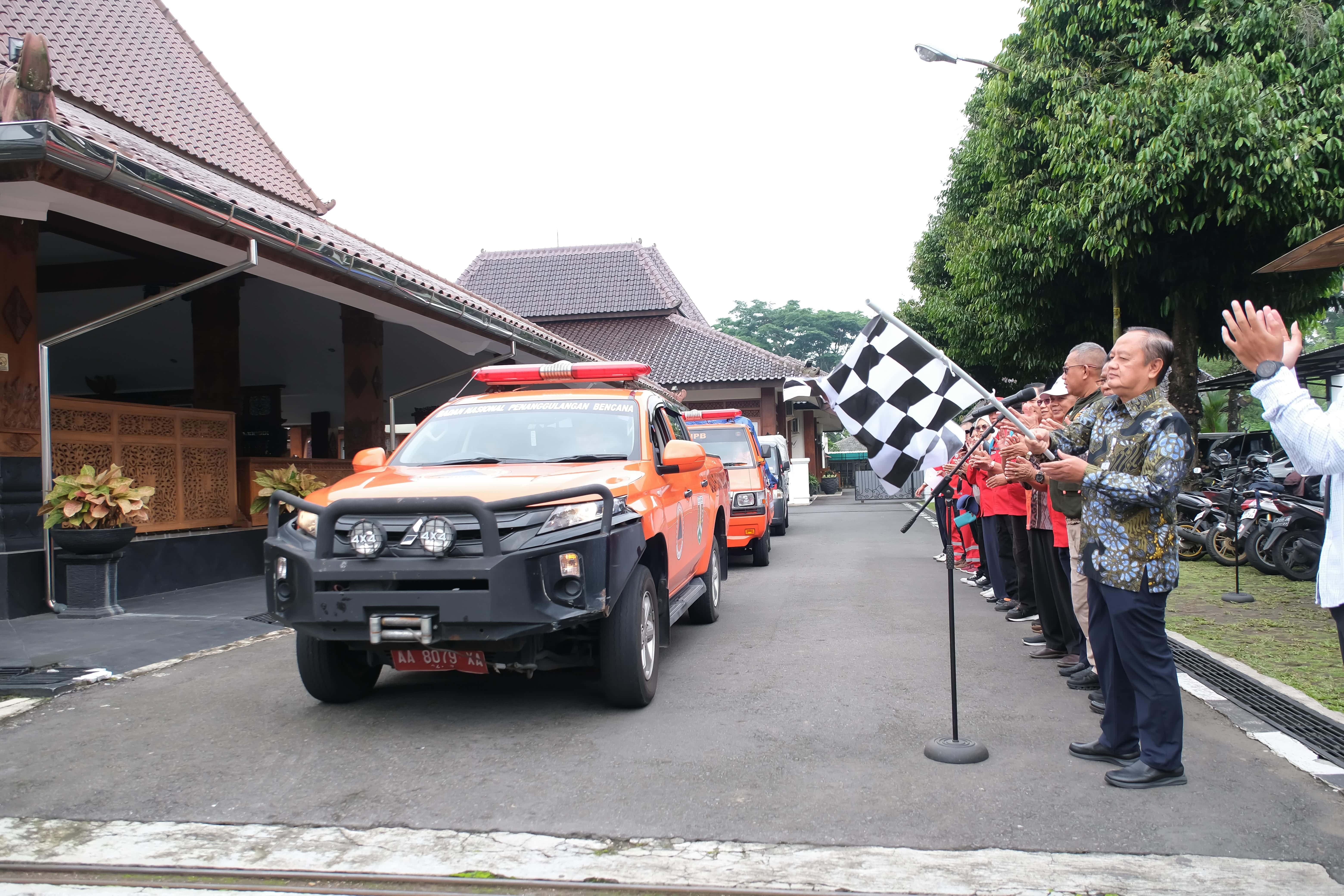 Wakil wali Kota Magelang saat melepas bantuan kemanusiaan untuk korban longsor di Banjarnegara dan Cilacap, Jumat (21/11).