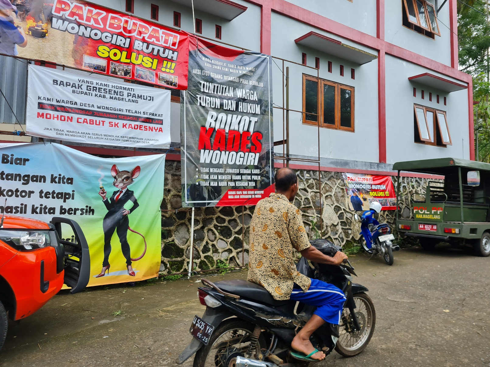 Sejumlah poster memenuhi kantor Desa Wonigiri karena kepala desanya diduga melakukan korupsi dana desa.