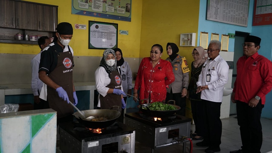 PEDULI ANAK: Bupati Endah (baju merah) mengunjungi Lembaga Pembinaan Khusus Anak Kelas II Jogjakarta, Kamis (20/11/2025).