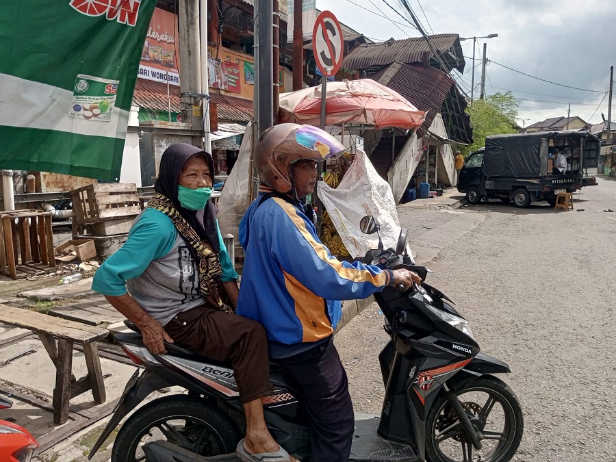 ANTAR PELANGGAN: Tukiran sedang bersiap mengantar pulang pedagang Pasar Argosari yang berusia senja.