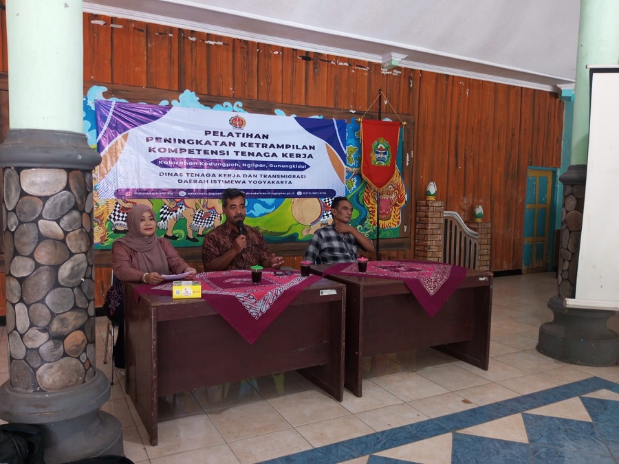 MENGELUH: Lurah Kedungpoh Dwiyono sedang menyampaikan keluhannya terkait minimnya dapur SPPG melibatkan potensi lokal pada Komisi D DPRD DIY Jumat (21/11/2025).