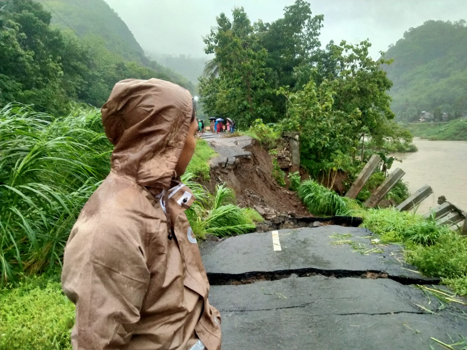 Hujan Deras Sebabkan Paku Bumi Jebol, Jalan Amblas&nbsp;dan Retak di Sriharjo, Bantul