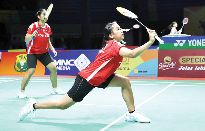 MEMBANGGAKAN: Salsabila Zahra Aulia dan Adelia Nirul M saat bertanding melawan atlet asal Vietnam di GOR Among Rogo Jogja, Jumat&nbsp;(21/11) sore.