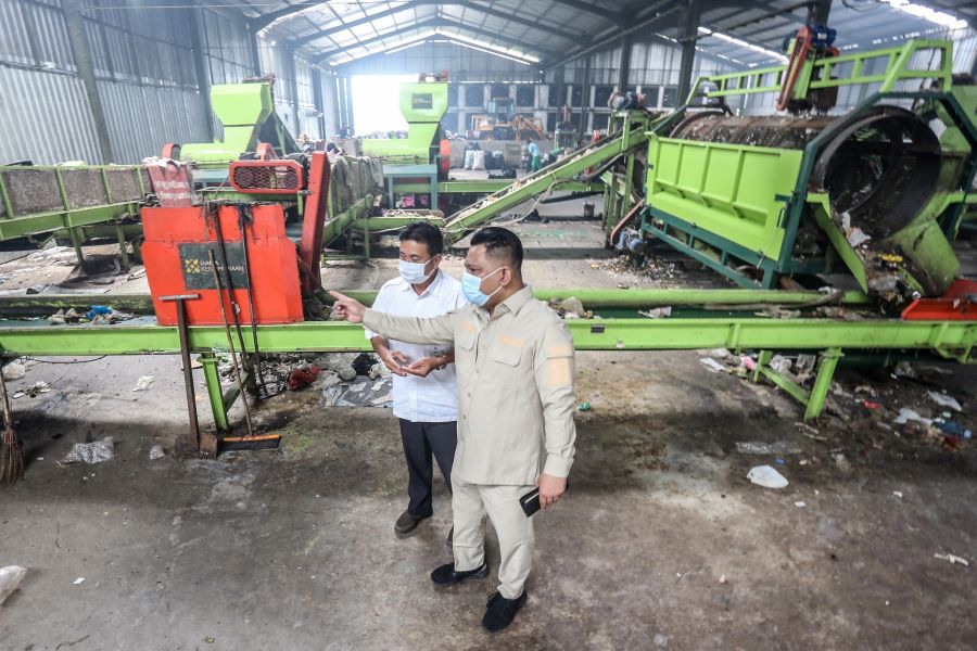 Wakil Ketua Komisi C DPRD Kabupaten Sleman Shodiqul Qiyar SIP. Saat melihat proses pengolahan sampah di TPST Sendangsari, Minggir, pekan lalu
