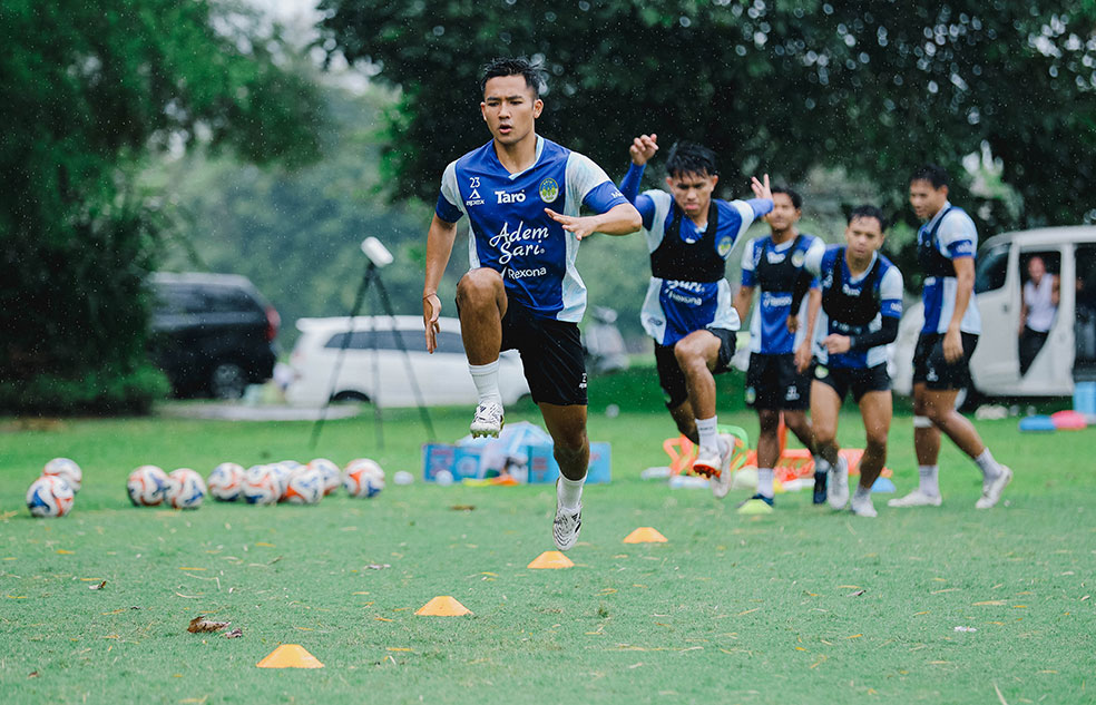 Para pemain PSIM Jogja saat menjalani latihan rutin