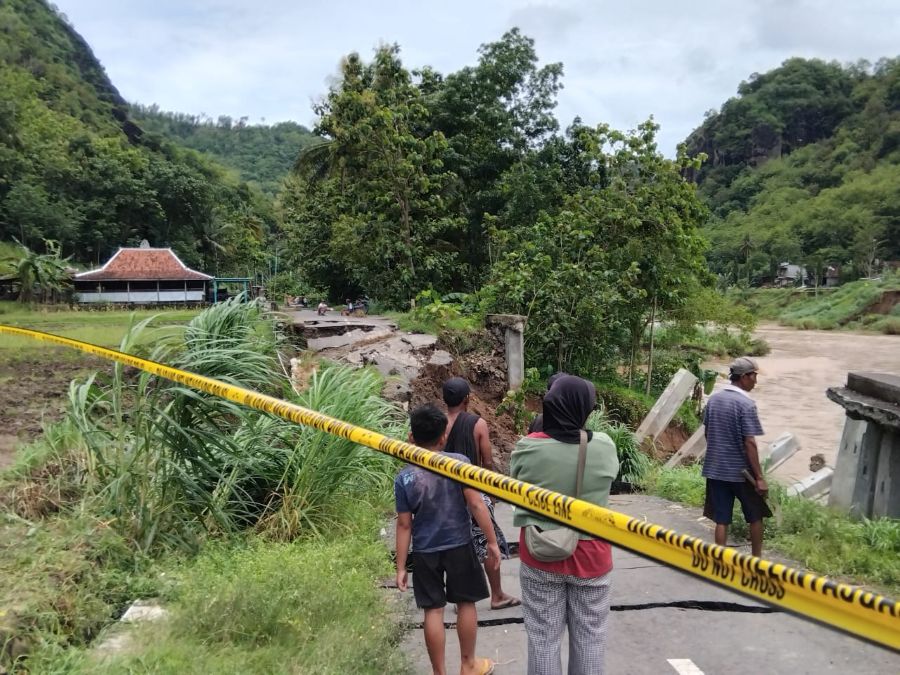 TERISOLIR: Akses jalan terputus di wilayah Padukuhan Wunut, Sriharjo, Imogiri akibat hujan lebat.