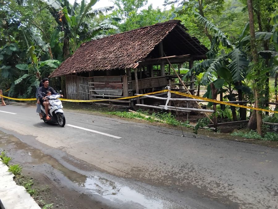 Retakan Baru Muncul di Sompok pascaperistiwa jalan outus di Padukuhan Wunut.
