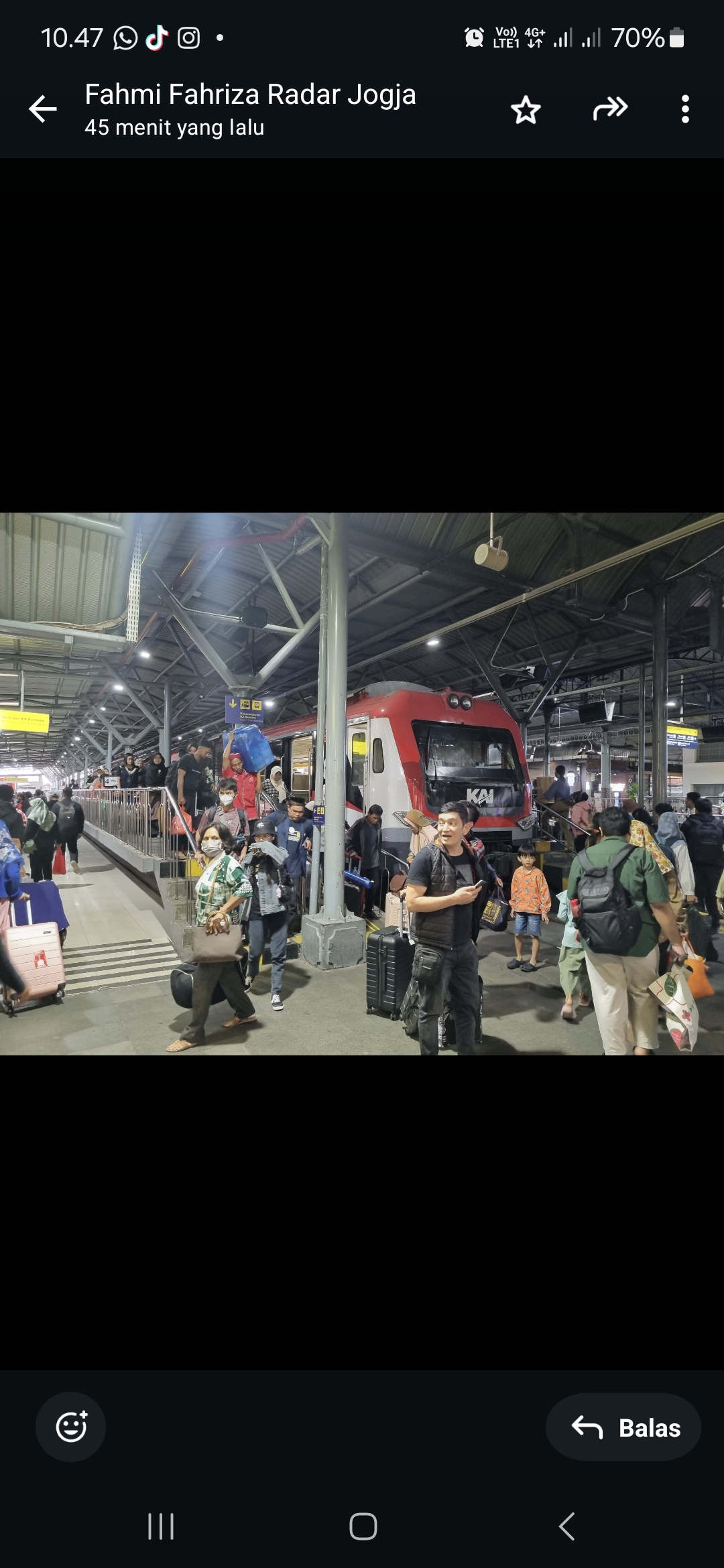 Suasana Stasiun Tugu Yogyakarta, penumpang menunggu keberangkatan kereta api.