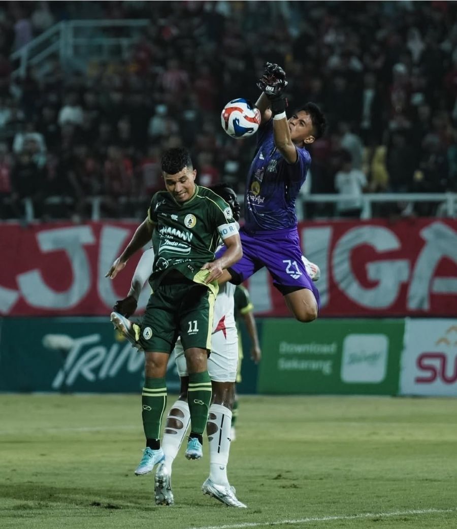 Foto Dokumen PSS Sleman Striker asing PSS Sleman Gustavo Tocantins saat berduel udara dengan kiper Deltras FC Juan Meka.