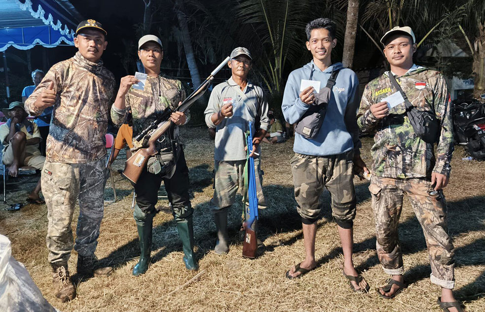 KERJA SAMA: Kolaborasi unik antara petani dan komunitas sniper di Kalurahan Sendangmulyo sukses menekan hama tikus. Lewat program Berburu Tikus Bersama Pak Lurah, ratusan tikus berhasil dibasmi setiap