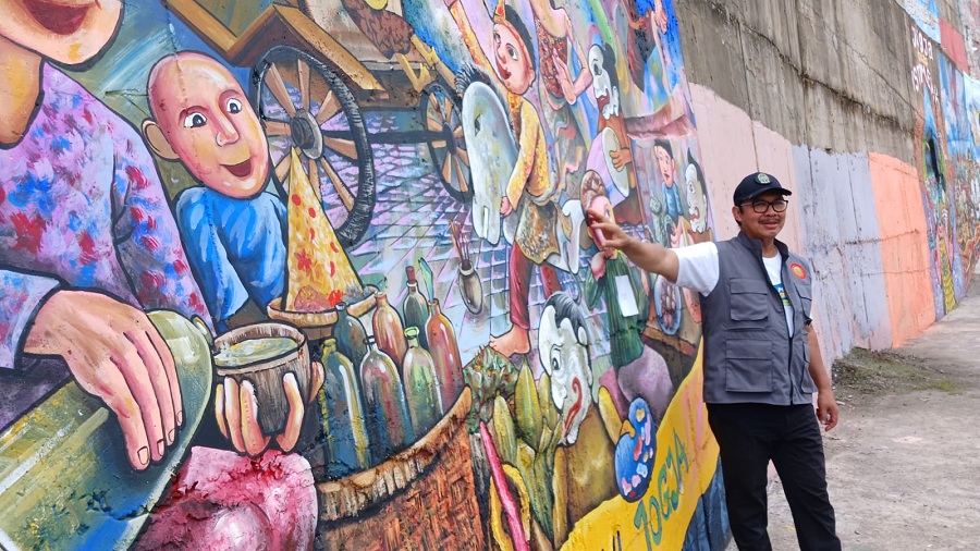 INDAH : Wali Kota Jogja Hasto Wardoyo saat meninjau hasil karya seniman mural dalam Terban Mural Competition yang digelar pada Minggu (23/11/2025).