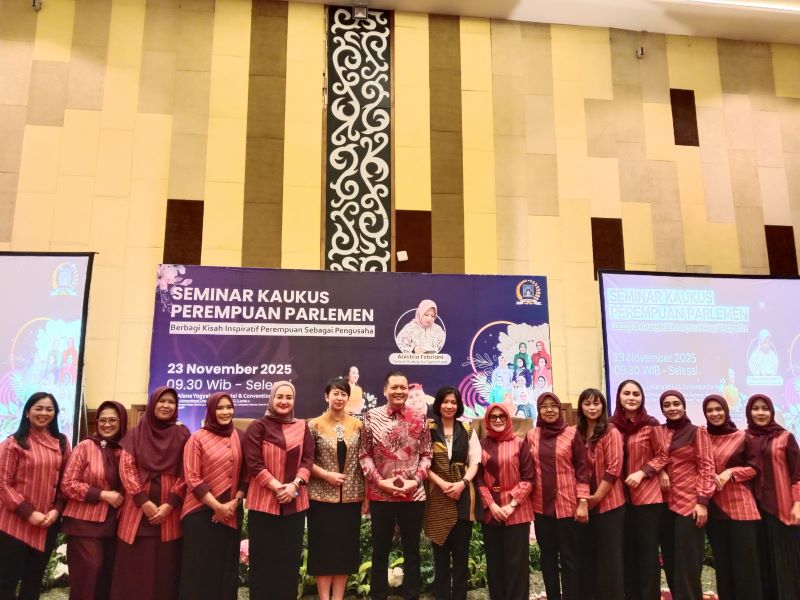 KOMPAK: Anggota dewan perempuan Sleman saat mengikuti Seminar Kaukus Perempuan Parlemen Minggu (23/11).