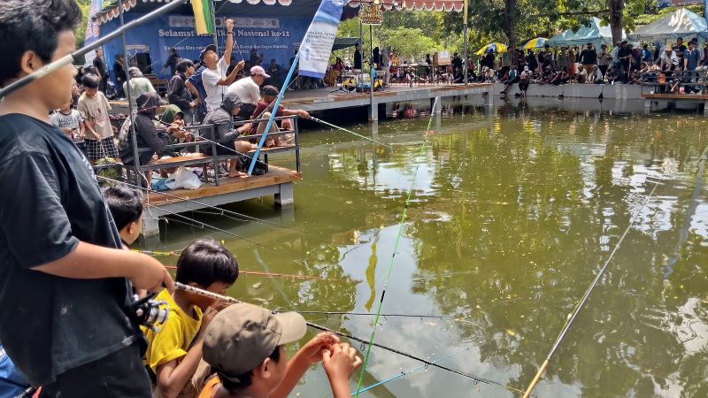 ANTUSIAS: Ratusan warga sedang mengikuti lomba memancing di Pasar Blumbang dalam rangka memperingati hari ikan ke-12 Minggu (23/11)