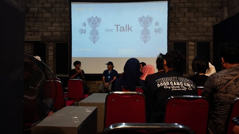 PEMAPARAN: Sutradara dan produksi film Tupon saat menjelaskan isi film dokumenter di Kedai Kebun Forum Minggu (23/11).