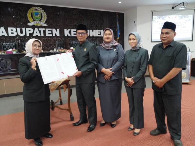 ANGGARAN DAERAH : Penandatanganan persetujuan DPRD Kebumen atas rancagan Rancangan Peraturan Daerah (Raperda) tentang Anggaran Pendapatan dan Belanja Daerah (APBD) Tahun 2026, Jumat (21/11).