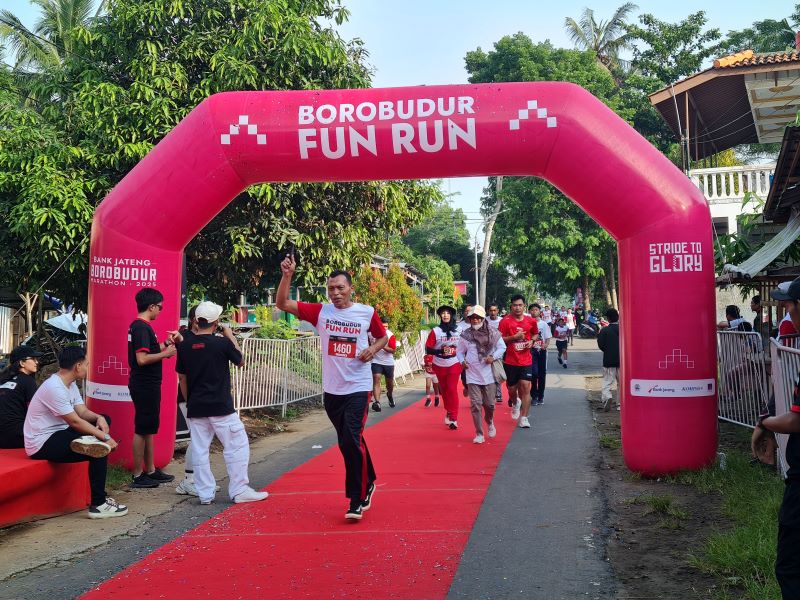 BERSEMANGAT: Warga berduyun-duyun mengikuti Borobudur Fun Run 2025 sebagai bagian penutup Borobudur Marathon, Minggu (23/11).