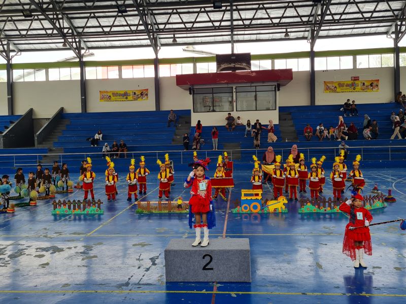 ENERGIK: Para peserta Drumband Competition tampak bersemangat untuk membawa pulang piala di GOR Samapta Minggu (23/11).