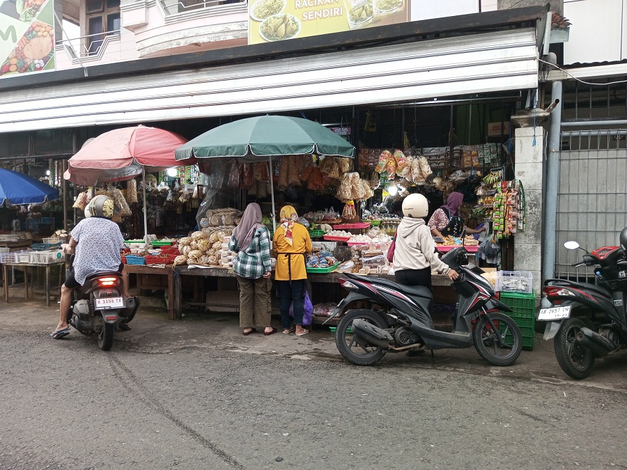 Aktivitas pedagang di Pasar Argosari Wonosari pada Minggu (23/11/2025) pagi.
