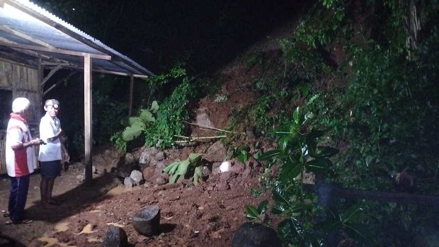 TERDAMPAK: Warga sedang mengecek lokasi longsor yang berada di Imogiri Jumat (21/11/2025).