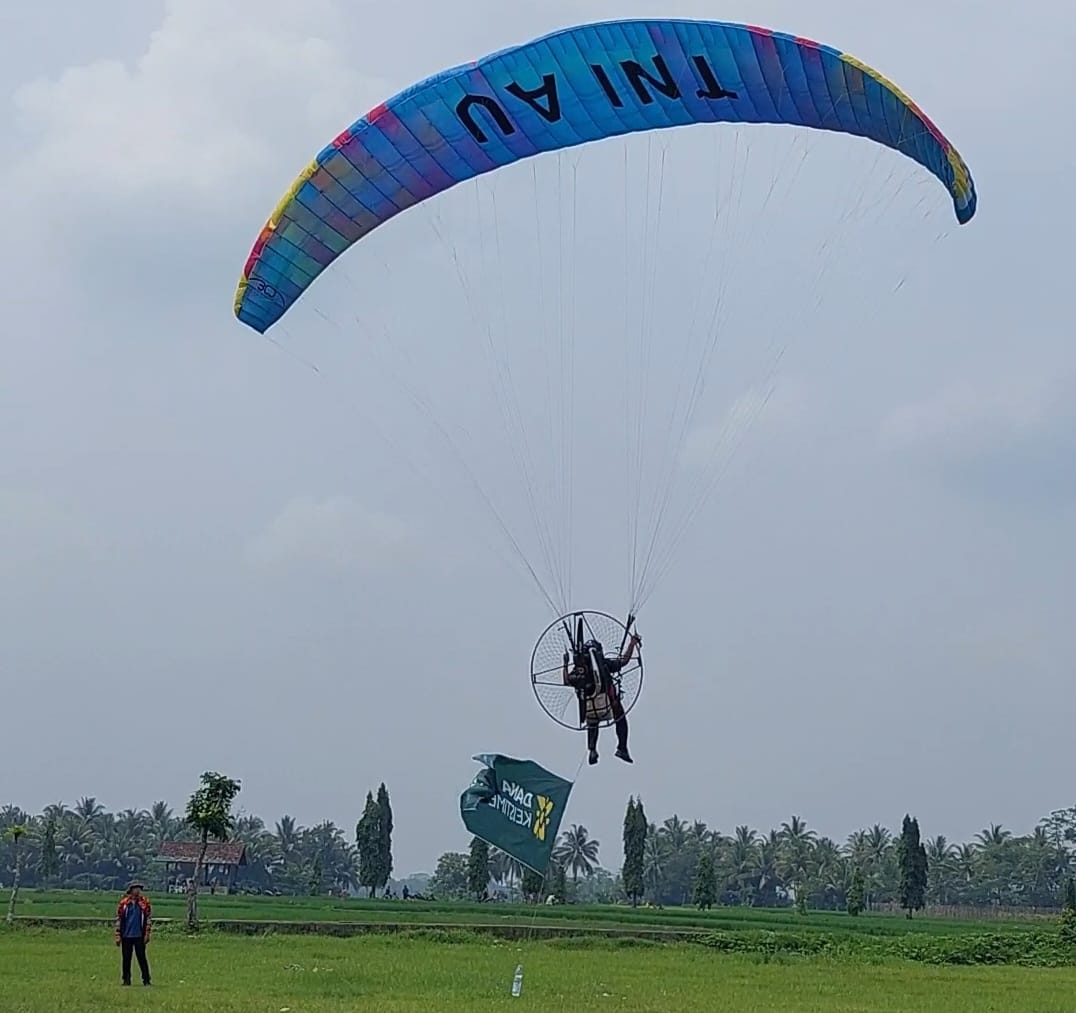 SERU: Pnerbang mengitari langit Perbukitan Menoreh melalui landasan Giri Sembung.