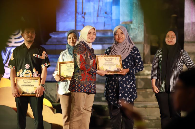 WAJIB PAJAK TELADAN: Kapolres Bantul AKBP Novita Eka Sari menyerahkan piagam penghargaan kepada Restoran Candi Tirto Raharjo saat Pajak Bantul Award 2025 di Candi Tirto Raharjo, Jumat (14/11).
