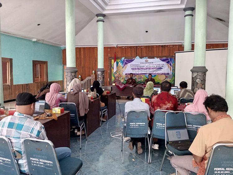 KOLABORASI: Anggota Komisi D DPRD DIY Demas Kursiswanto mendorong penguatan SDM petani dengan memasarkan produk lebih modern. Itu disampaikan dalam pelatihan di Balai Kalurahan Kedongpoh, Nglipar.