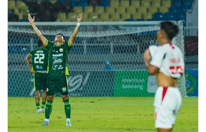 GOL DRAMATIS: Pemain PSS Sleman Irvan Mofu berselebrasi usai golnya dinyatakan sah setelah wasit memeriksa keputusan yang diambil oleh Video Assistant Referee (VAR).