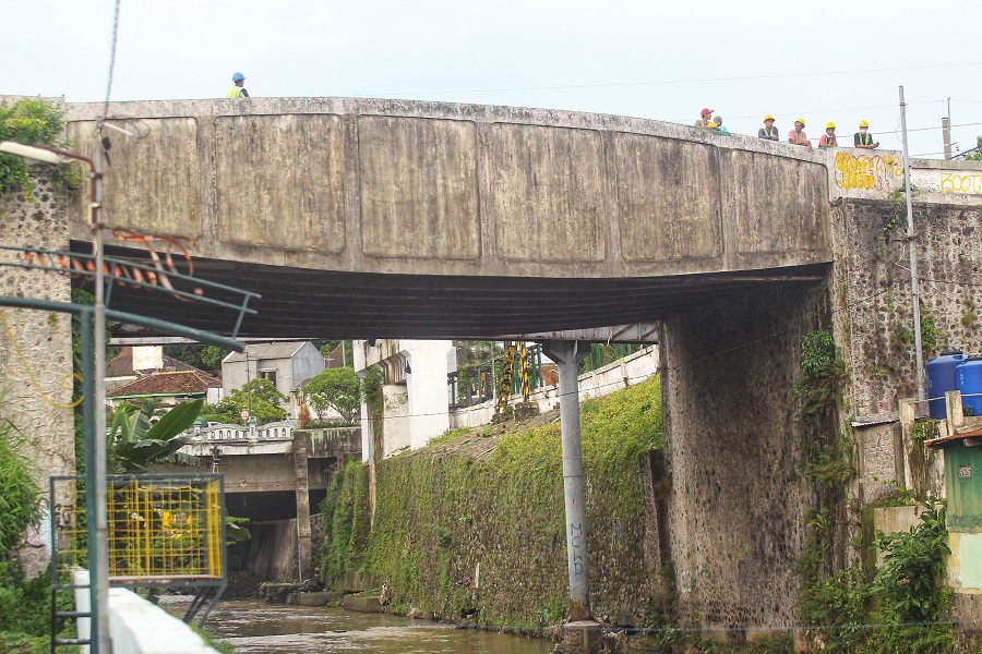 Pekerja melintas di atas Jembatan Kewek, Kota Jogja, (24/11).