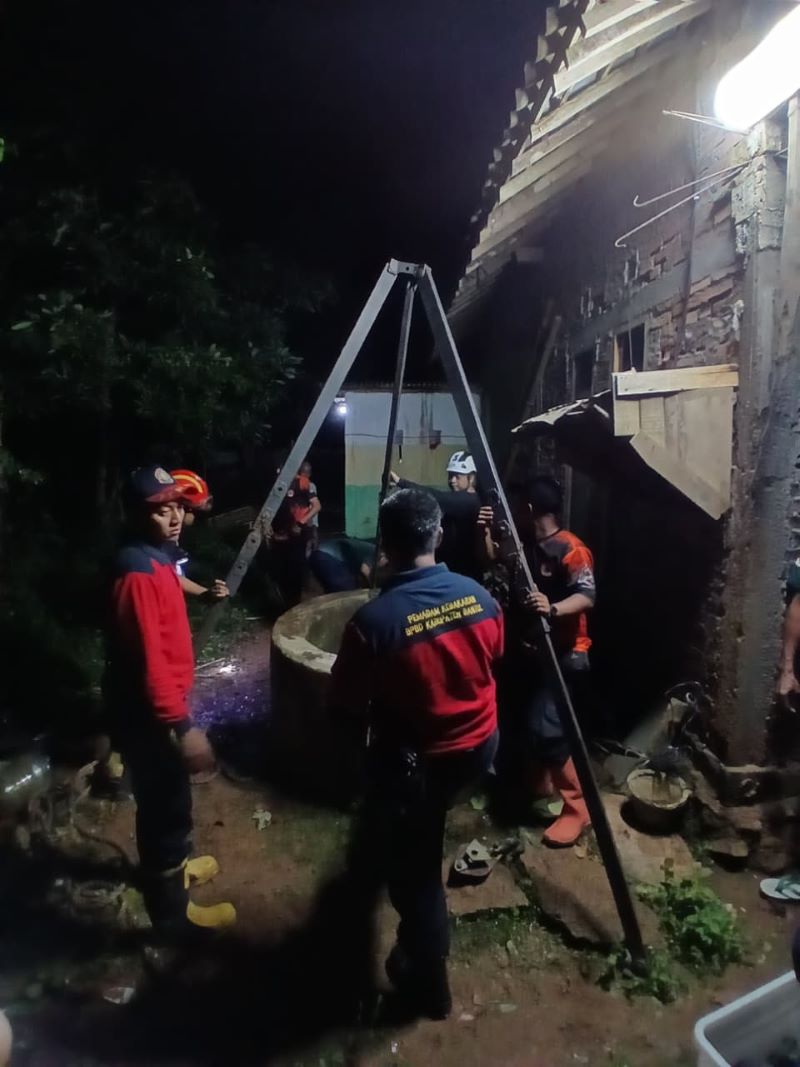 Petugas sedang mengevaluasi Kambing yang terpesorok ke sumur