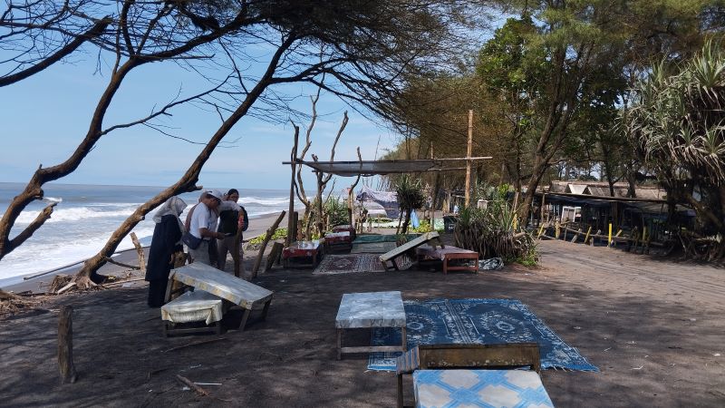 BAHAYA: Tikar di Pantai Baru yang ada di tempat teduh tidak jauh dari bibir pantai Senin (23/11).