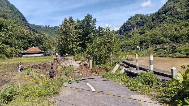 BELUM ADA PENANGANAN: Jalan di Padukuhan Wunut, Sriharjo, Imogiri yang masih ambrol Senin (23/11).