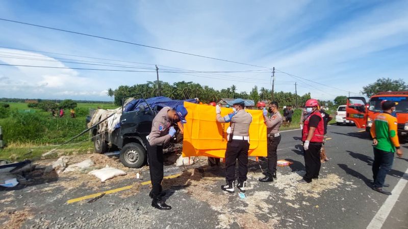 EVAKUASI: Personel Basarnas beserta relawan mengeluarkan korban dari bangkai pickup.&nbsp;