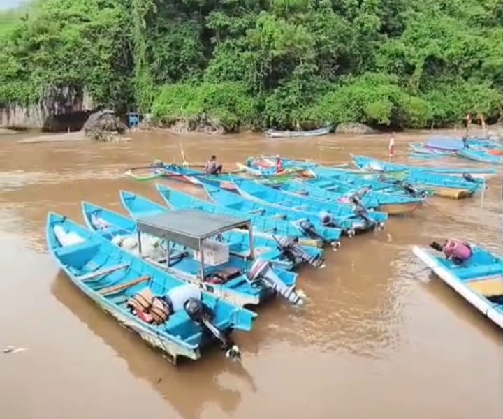 Kondisi perairan pesisir Pantai Baron berwarna coklat pekat akibat air kiriman hujan yang bermuara di sungai bawah tanah Baron