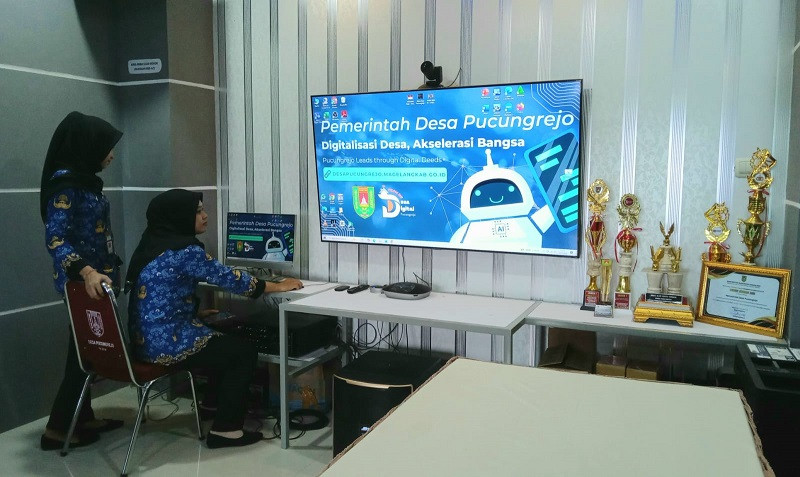 Warga menggunakan anjungan pelayanan mandiri untuk mengurus permohonan surat keterangan dari Desa Pucungrejo.