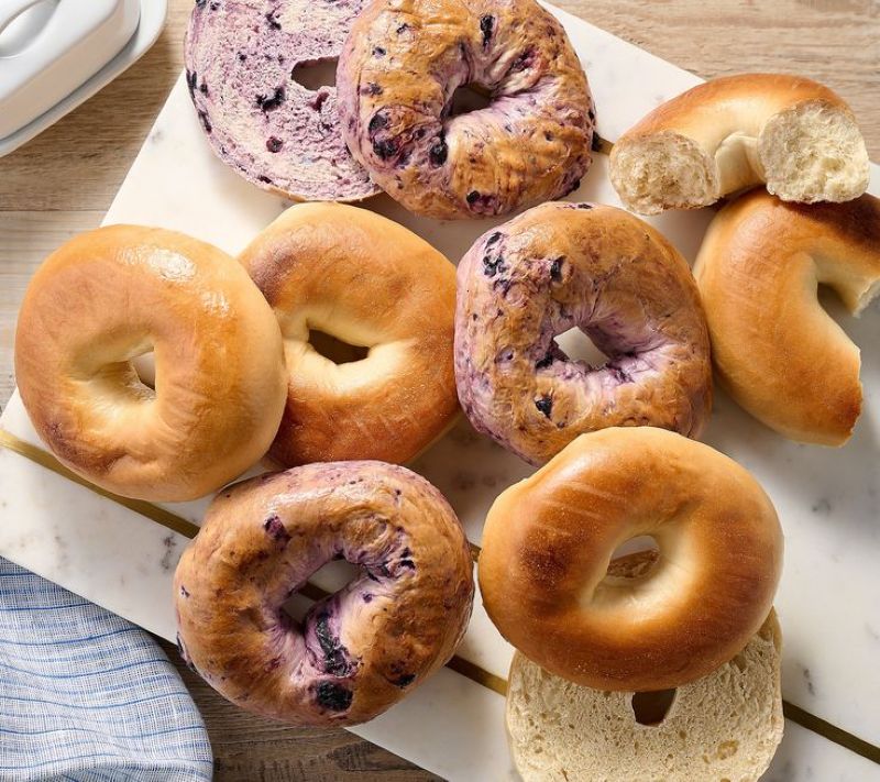 Ilustrasi Blueberry Bagel.