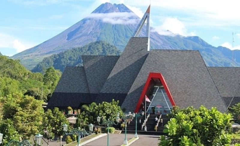 Pemandangan Museum Gunungapi Merapi dengan latar belakang Gunung Merapi.